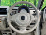 インテリアに合わせたデザインのステアリングは、運転される方のことも考え、運転しやすい形状、大きさです。是非一度、実際に触ってお確かめください。