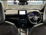 前席まわりは運転席から各部を見渡しやすく、座った際にも視界が広がります。落ち着いた色合いのシートとすっきりした室内で、毎日の移動を心地よく支えます。