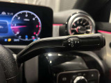 ステアリングボタンは、使いやすいデザインでございます。ステアリング付近のレバーや、ステアリングボタンで追従機能の操作も可能でございます。