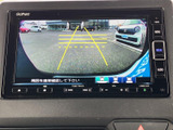 後方の映像にガイド線が重ねて表示され、車両後方の状況や進路の目安を画面で確認できます。駐車時に周囲を確認する助けとなり、バック操作に不慣れな方にも心強い装備です。