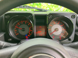 円形のメーターと中央表示がまとまり、運転中に必要な情報を確認しやすい配置です。赤い目盛りが視線を集め、走行状況を把握する際にも頼りになります。