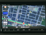 周辺の道路や地名が画面上に表示され、現在地を確認しながら目的地までの道順を把握しやすいナビゲーションです。地図表示が日常のお出かけをサポートします。