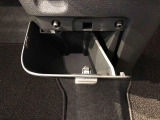 センターアームレスト付きで運転中も腕が楽々!
