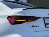 Audiのテールライトは、スタイリッシュで洗練されたデザインが特徴で、多くのモデルでLEDテールライトを採用しております。また、テールライトには動的ウィンカー機能が搭載されているモデルもあります。