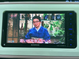 テレビ映像を表示できる画面を備えており、停車中の休憩時間などに番組を楽しめます。画面上で映像を確認でき、車内で過ごす時間の過ごし方が広がる便利な装備です。