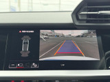 後方の映像と車両周辺の案内を画面で確認でき、駐車や後退時の状況把握をサポートします。周囲を目視で確かめながら、落ち着いて操作したい場面に便利です。
