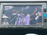 停車中にテレビ番組などを視聴できる画面を備え、休憩時間も車内で過ごしやすくなります。表示内容や操作ボタンの配置も確認しやすく、日常の車内時間に役立つ装備です。