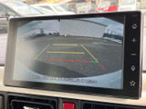 後方の様子を画面で確認でき、ガイド線も表示されるため、駐車時の位置合わせをサポートします。周囲を目視で確かめながら活用できる便利な装備です。