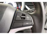ステアリングには運転中でも簡単に操作できる各種スイッチついてます