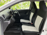 左右の前席には明るい色をあしらい、車内にほどよいコントラストを演出。座面と背もたれが見渡しやすく、足元にも空間があります。助手席からの視界もすっきりしています。