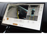 車の周囲360&deg;のオーバーヘッドビューをタッチスクリーンに表示。同時にいくつかのビューを映し出し、タッチスクリーンの表示と音で障害物との距離をお伝えします。駐車の苦手な方も安心の機能です。