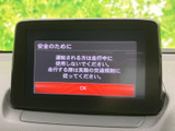 ナビやオーディオの情報をまとめて確認できるディスプレイを備えています。画面表示が見やすく、目的地設定や音楽選びなど、日々の移動をサポートする便利な装備です。