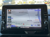画面上で地図を確認でき、周辺の道路や現在地を把握しやすいナビゲーションです。目的地までの道順を確認する際に役立ち、初めて向かう場所へのお出かけも心強い装備です。