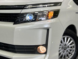 【LEDヘッドライト】悪天候や夜間走行時も良好な視界を確保し安心して運転できる高輝度LEDヘッドライトを装備!点灯速度が早く、消費電力も抑えられています。