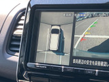 後方映像に加えて車両を上から見た表示も確認でき、駐車時の周囲確認に役立ちます。画面内のガイド表示も参考にしながら、後退時の安全確認をサポートします。