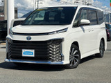 伸びやかなボディラインと存在感のあるフロントまわりが目を引きます。白い車体に黒いグリルが映え、洗練された佇まいを演出。側面へ続くまとまりも印象的です。