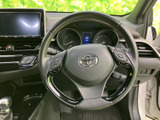 運転席まわりにはメーターや各種スイッチがまとまり、必要な表示を確認しやすい配置です。ハンドルを握ったまま手元の操作系にも目を向けやすく、日々の運転をサポートします。