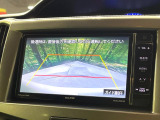 【バックカメラ】駐車時に後方がリアルタイム映像で確認できます。大型商業施設や立体駐車場での駐車時や、夜間のバック時に大活躍!運転スキルに関わらず、今や必須となった装備のひとつです!