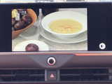 停車時には画面でテレビ番組などの映像を視聴でき、待ち時間を過ごす際にも活用できます。大きな画面で内容を確認しやすく、車内での休憩時間に便利な装備です。映像視聴は安全な場所に停車してご利用ください。