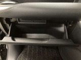 車検証や取扱説明書などをすっきり収納できる、助手席前の便利なグローブボックスです。