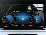 【Digital Cockpit Pro】基本の速度計とタコメーターの表示に加え、中央にドライビングデータやマップなどを少ない視線移動で視認できます。