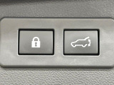 【パワーバックドア】スマートキーや運転席のボタンを押すだけでリアゲートが自動で開閉します!荷物を持っている時や、高い位置にあるバックドアを閉める際に便利な機能です♪