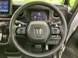 運転席まわりに表示部を備え、ステアリングのスイッチ類と合わせて使いやすい配置です。必要な情報を確認しやすく、日常の運転をサポートする実用的なコックピットです。
