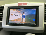 テレビ映像を画面に表示できる装備です。停車中のひと休みや待ち時間に、車内で映像を視聴して過ごせます。画面操作で番組を選べるため、移動の合間の時間を快適に活用いただけます。