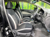 運転席まわりには十分なスペースがあり、大柄な方でもゆったり運転していただける環境です。