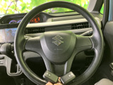 握りやすい形状で、運転姿勢を保ちながら扱いやすいステアリングです。手元にはスイッチも備わり、前方を意識しながら必要な操作に対応できるため、日々の運転をサポートします。