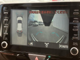 後方の映像に加えて車両周囲の表示も確認でき、駐車時の安全確認をサポートします。画面上のガイド表示を目安に、障害物や駐車スペースとの距離感を確かめながら操作できる便利な装備です。