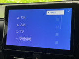 FM・AMラジオやテレビ、交通情報などの項目が表示され、用途に応じて選びやすい画面です。音楽や情報を手軽に切り替えられ、日常の移動中にも活用いただけます。