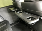 前席背面には格納式のテーブルも装備。食事やスマホ・タブレットでの動画視聴など様々な用途で活躍します。サイドにはちょっとした荷物がかけれる便利なコンビニフック付きです。