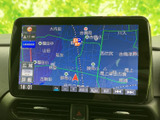 周辺の道路や現在地が地図上に表示され、目的地までの道順を確認する際に便利です。画面には地名や目印も表示され、行き先を探す場面をしっかりサポートします。