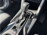 シフト回り ブレーキホールド(ブレーキから足を離してもブレーキ状態を保持します)、電動パーキングブレーキ(押す・シフトをパーキングに入れると電動でパーキングブレーキがかかります)も付いています!!
