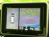 後方映像に加えて車両周辺の表示や目安線も確認でき、駐車時の周囲確認をサポートします。画面上の案内を参考にしながら、実際の周囲も目視で確認して操作できる便利な装備です。
