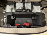 リヤには「いざ」という時のための工具が装備しております。ジャッキ・ナットレンチ・タイヤパンク修理キット・ミニコンプレッサーなどのお助けキットです。
