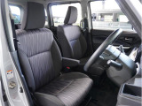 【清潔感のある運転席&助手席】隅々までクリーニングの行き届いた運転席&助手席。目立ったシミや汚れ等もございません。