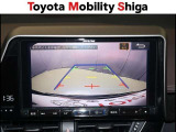 車庫入れや縦列駐車などの際に、後退操作の参考になるガイドラインをモニター画面に表示します。