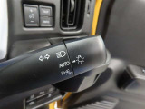 スイッチをオートに設定しておけば、車外の明るさに応じて自動的にヘッドランプを点灯・消灯します。夕暮れ時やトンネルの続く山道などを走行する時に便利なコンライトを装備しています。