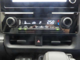 オートエアコンを装備しています。室内の温度を設定すると、センサーが室温を感知して、温度、風量を自動的にコントロールし、快適な空間にしてくれます。