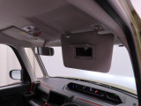 運転席サンバイザー裏にバニティミラー。気になった時にサッと身だしなみチェック。