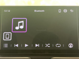 Bluetoothの音楽再生画面には、曲送りや再生などの操作アイコンが表示されています。使いたい項目を画面で確認しやすく、いつもの音楽を車内で楽しみたい方に便利です。