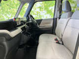 シンプルで機能的なデザインの運転席。操作性にも優れ、スムーズなドライビングをサポートします。