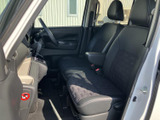 運転席と助手席の間にアームレストを備え、前席で落ち着いて過ごせる室内。窓からの視界も広く、乗り降りの際にも座席まわりを確認しやすい配置です。