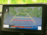 後方の映像にガイド線が表示され、駐車時の位置合わせや後退時の確認をサポートします。周囲を目視で確認しながら、落ち着いて操作したい場面に便利です。