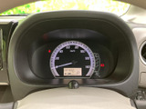 速度計を中心に必要な情報がまとまり、運転席から確認しやすいレイアウトです。表示が見やすく、走行中も視線の移動を抑えて車両情報を把握できます。日々の運転を支える実用的な装備です。