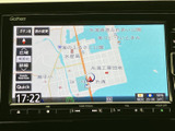 周辺の道路や施設名が画面上に表示され、現在地を確認しながら移動を進められます。縮尺表示や時刻も見やすく、目的地までの道順確認に役立ちます。