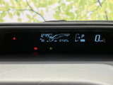 速度やシフト位置、燃料残量などの情報が表示され、運転中に必要な情報をひと目で確認しやすい配置です。表示がすっきりまとまっており、走行状況の把握や日々の運転をサポートします。