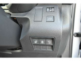 運転席の右手前には、インストルメントパネルの表示切替、ステアリングヒーター、サイドカメラのスイッチがございます